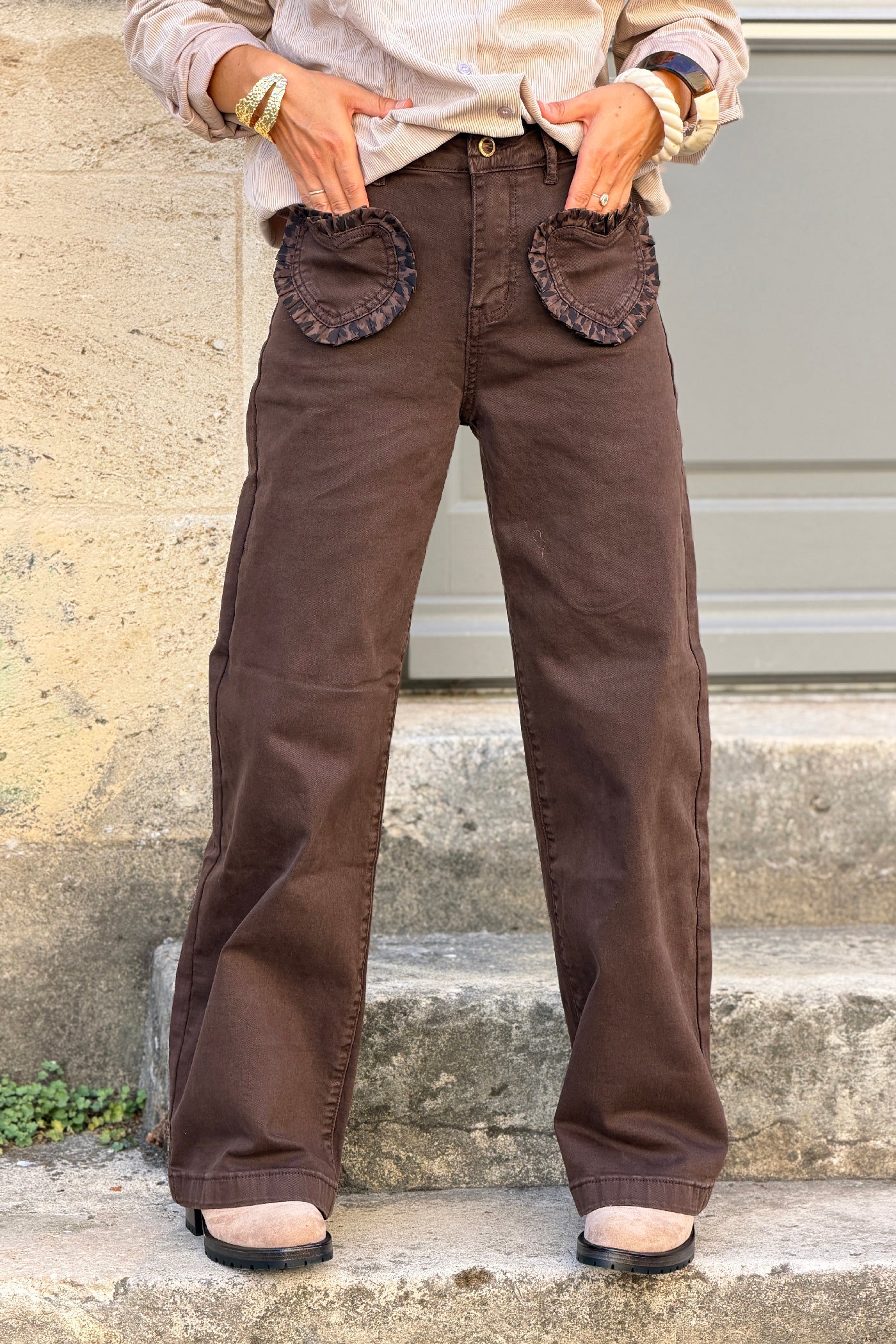 Pantalon jean marron wide leg poches plaquées cœur volant léopard