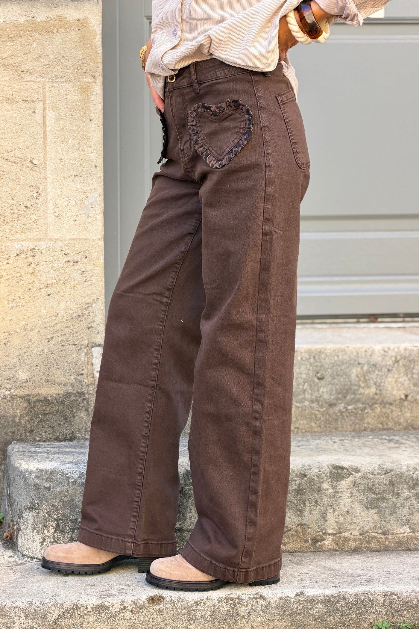 Pantalon jean marron wide leg poches plaquées cœur volant léopard