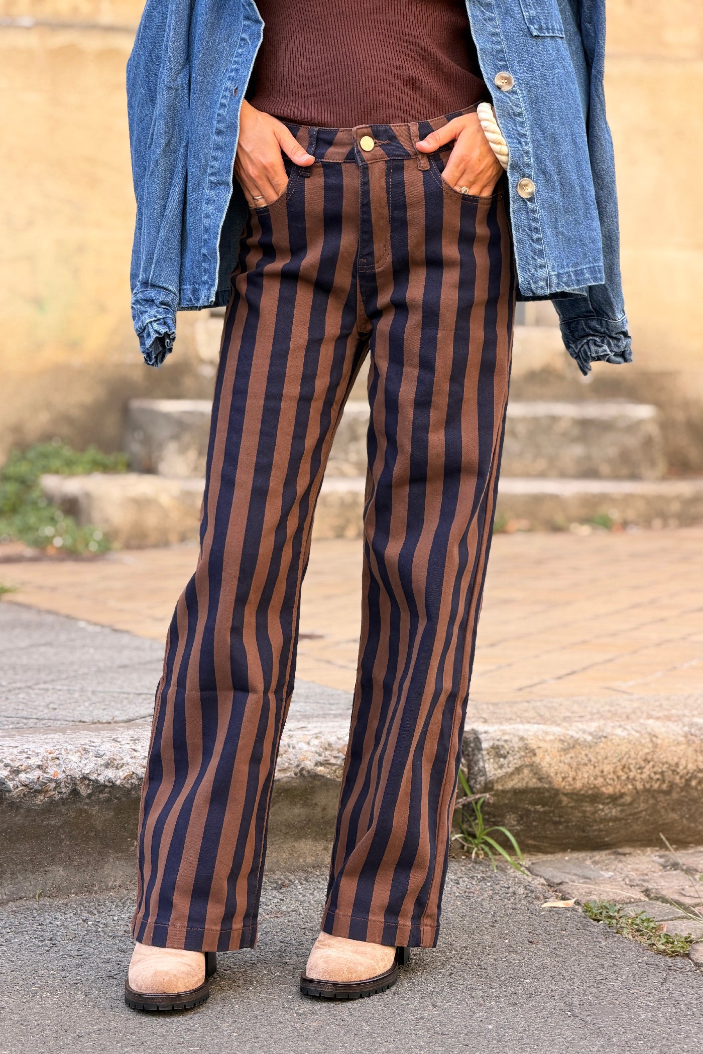 Pantalon jean rayures verticales marron et bleu marine wide leg