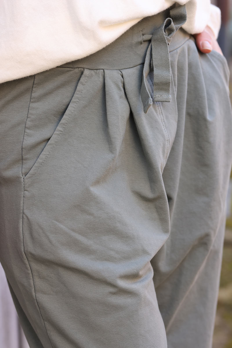 Pantalón jogging cómodo plisado caqui