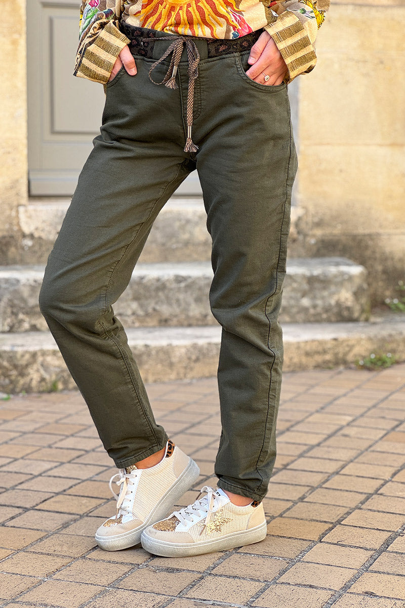Pantalon kaki coupe slim stretch ceinture élastique léopard brillant