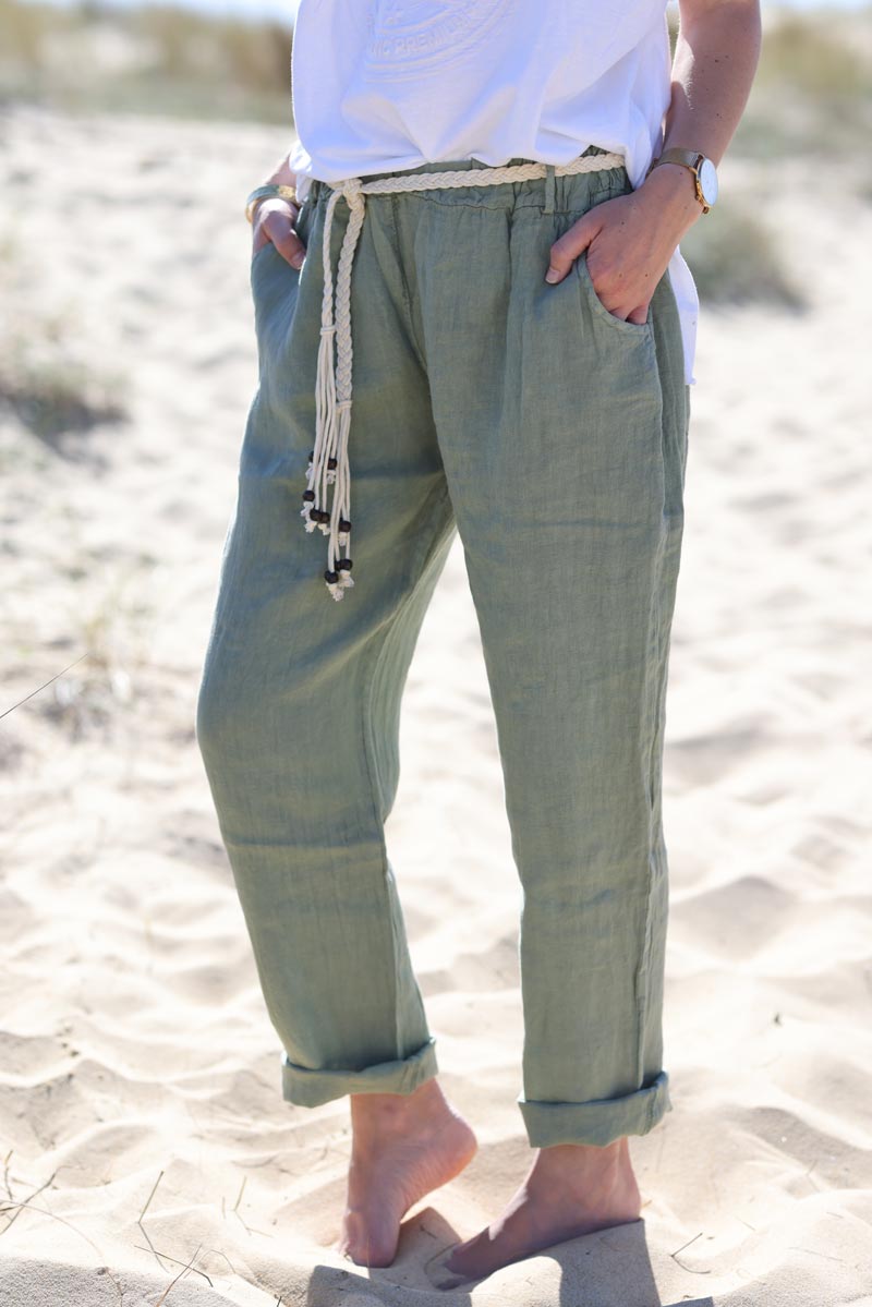 Pantalón caqui de lino suave, cinturón de crochet y cuentas de madera.