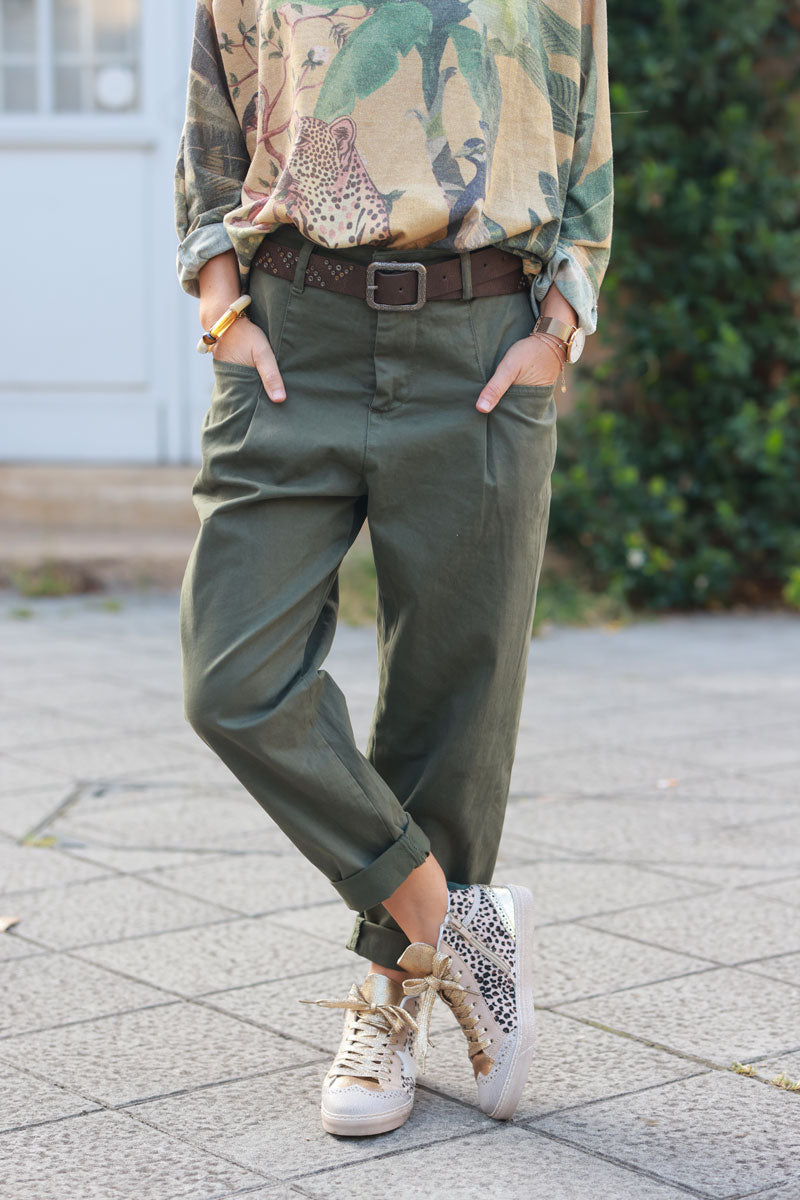 Pantalon kaki en toile à pinces coupe carotte avec poches et ceinture à clous