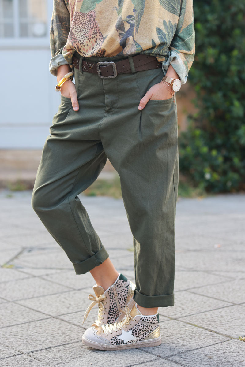 Pantalon kaki en toile à pinces coupe carotte avec poches et ceinture à clous