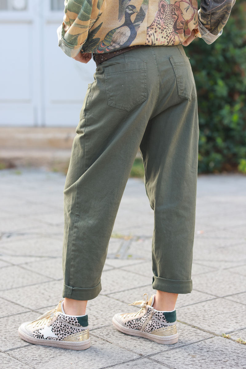 Pantalon kaki en toile à pinces coupe carotte avec poches et ceinture à clous