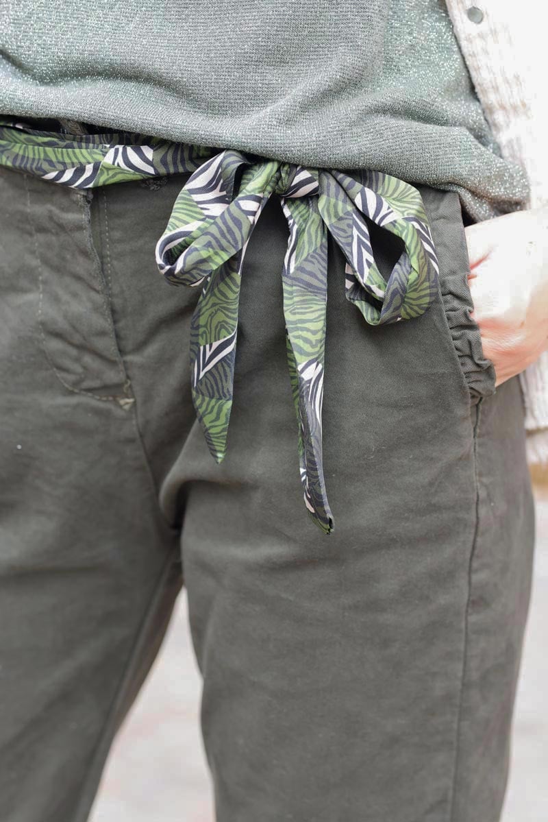 Pantalon kaki en toile coupe chino ceinture foulard g218 (1)