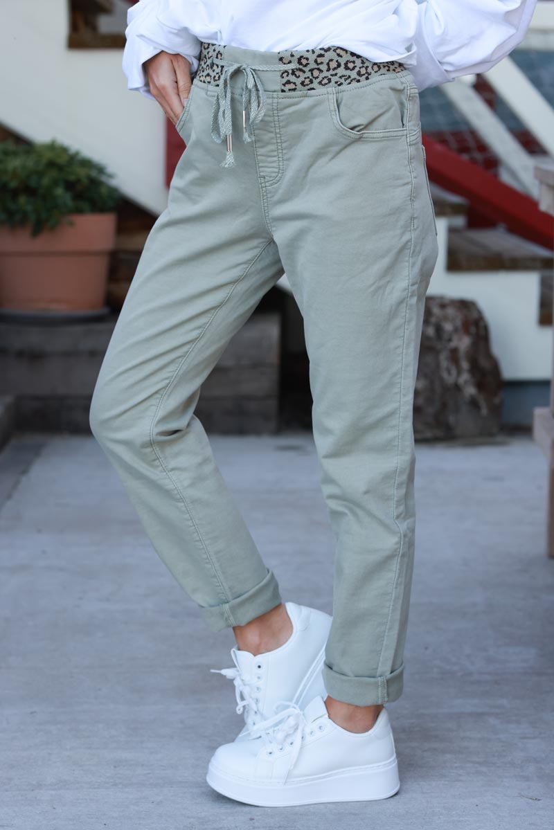 Pantalon kaki en toile stretch ceinture élastiqué léopard brillant