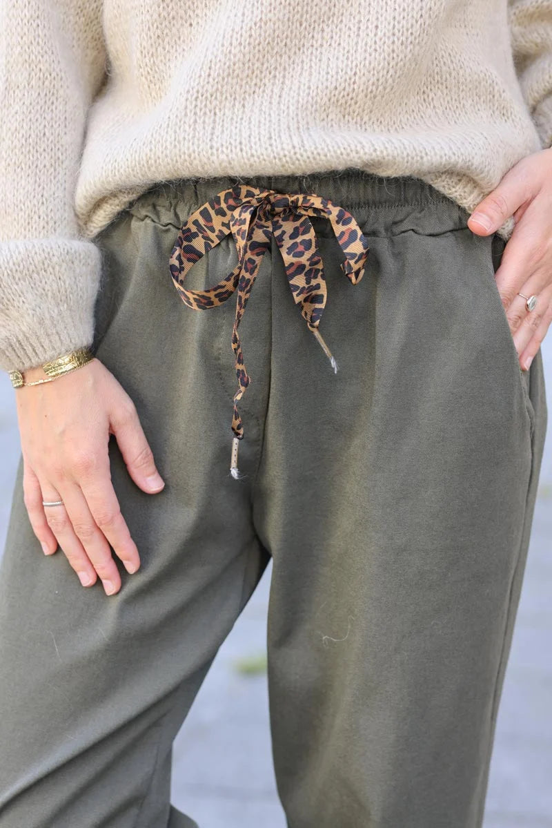 Pantalon kaki en toile stretch ceinture élastique lien léopard