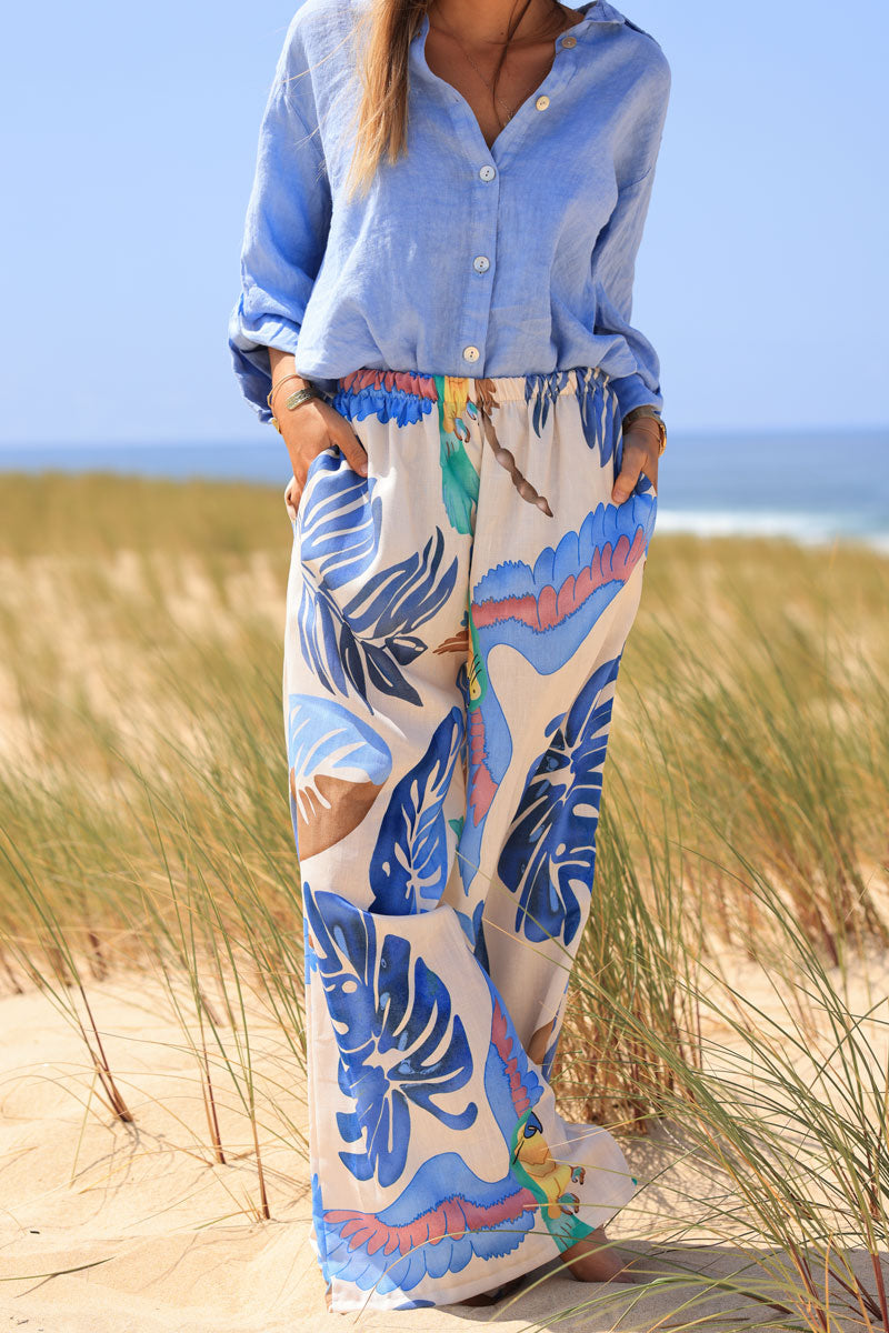 Pantalon large écru imprimé palmes bleues aquarelle et perroquet