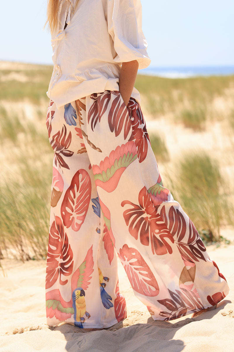 Pantalon large écru imprimé palmes roses aquarelle et perroquet
