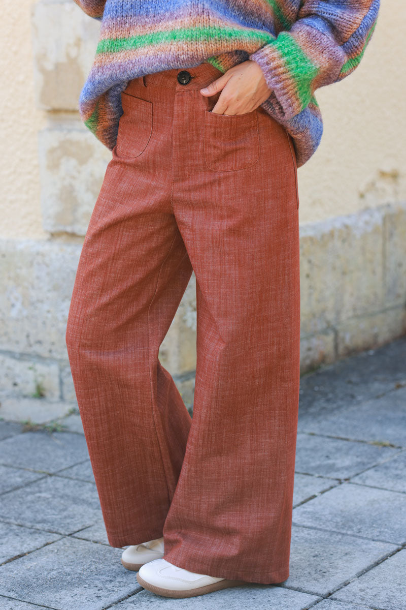 Pantalón ancho efecto denim terracota con bolsillos de parche