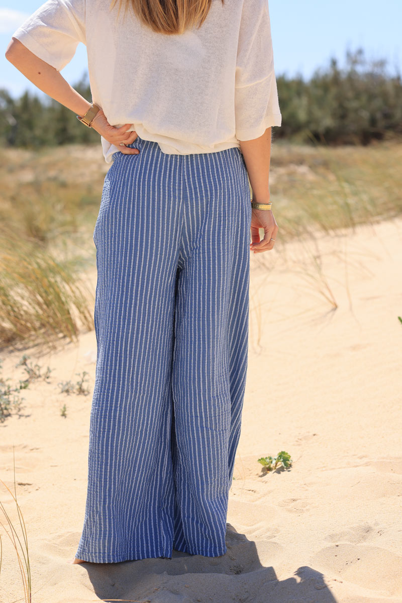 Pantalon large en gaze de coton bleu à rayures avec ceinture style raphia