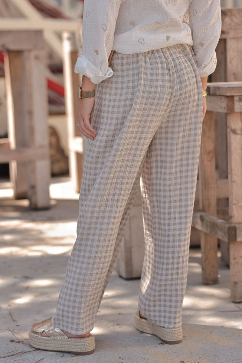 Pantalon large en gaze de coton carreaux vichy beige avec ceinture raphia
