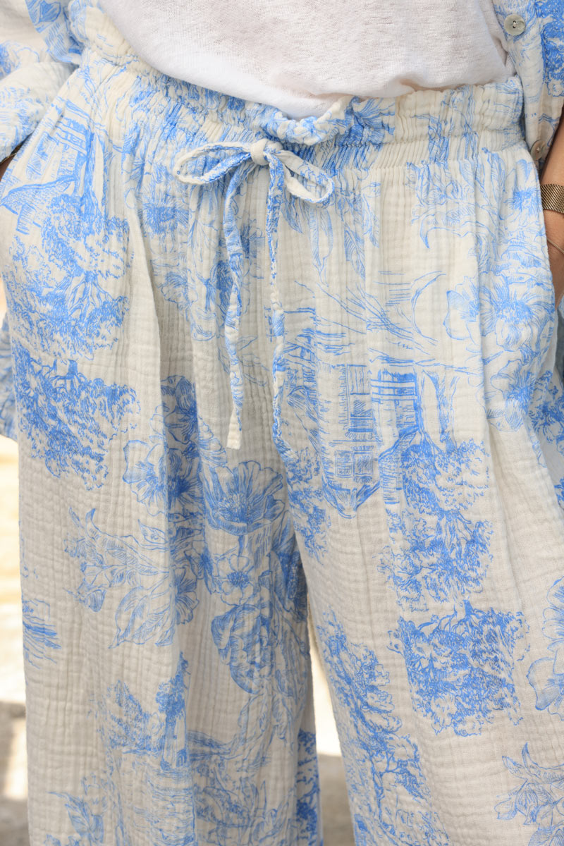 Pantalon large en gaze de coton confort imprimé toile de jouy bleu ciel