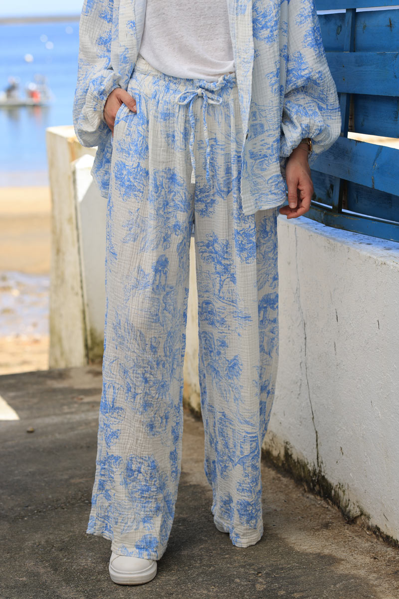 Pantalón ancho de cómoda gasa de algodón con estampado toile de jouy azul cielo