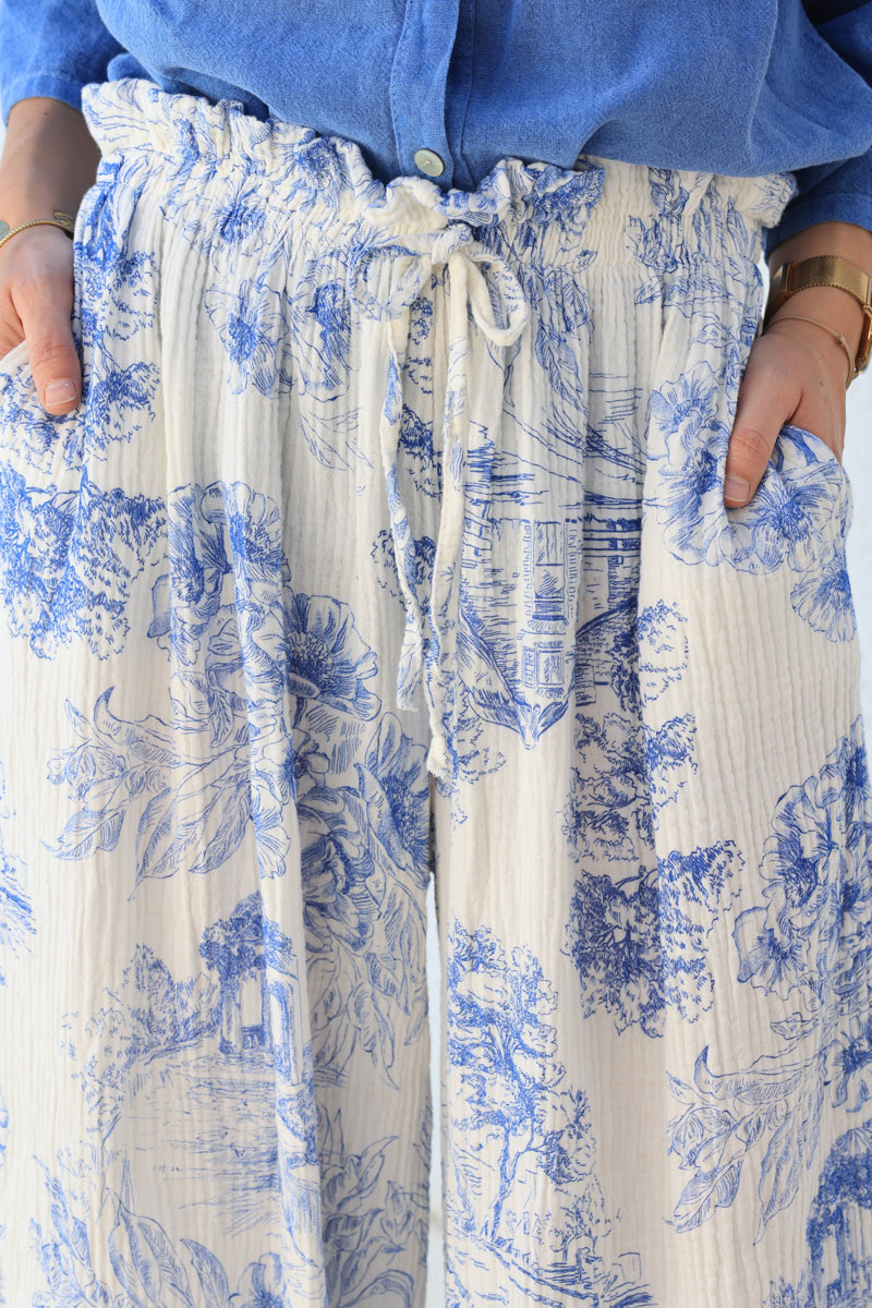 Pantalón ancho de cómoda gasa de algodón con estampado toile de jouy azul royal