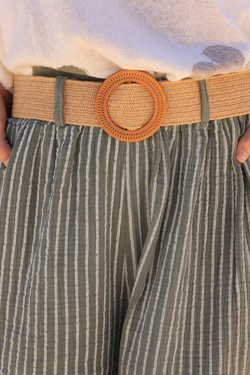 Pantalón ancho de gasa de algodón caqui a rayas con cinturón estilo rafia