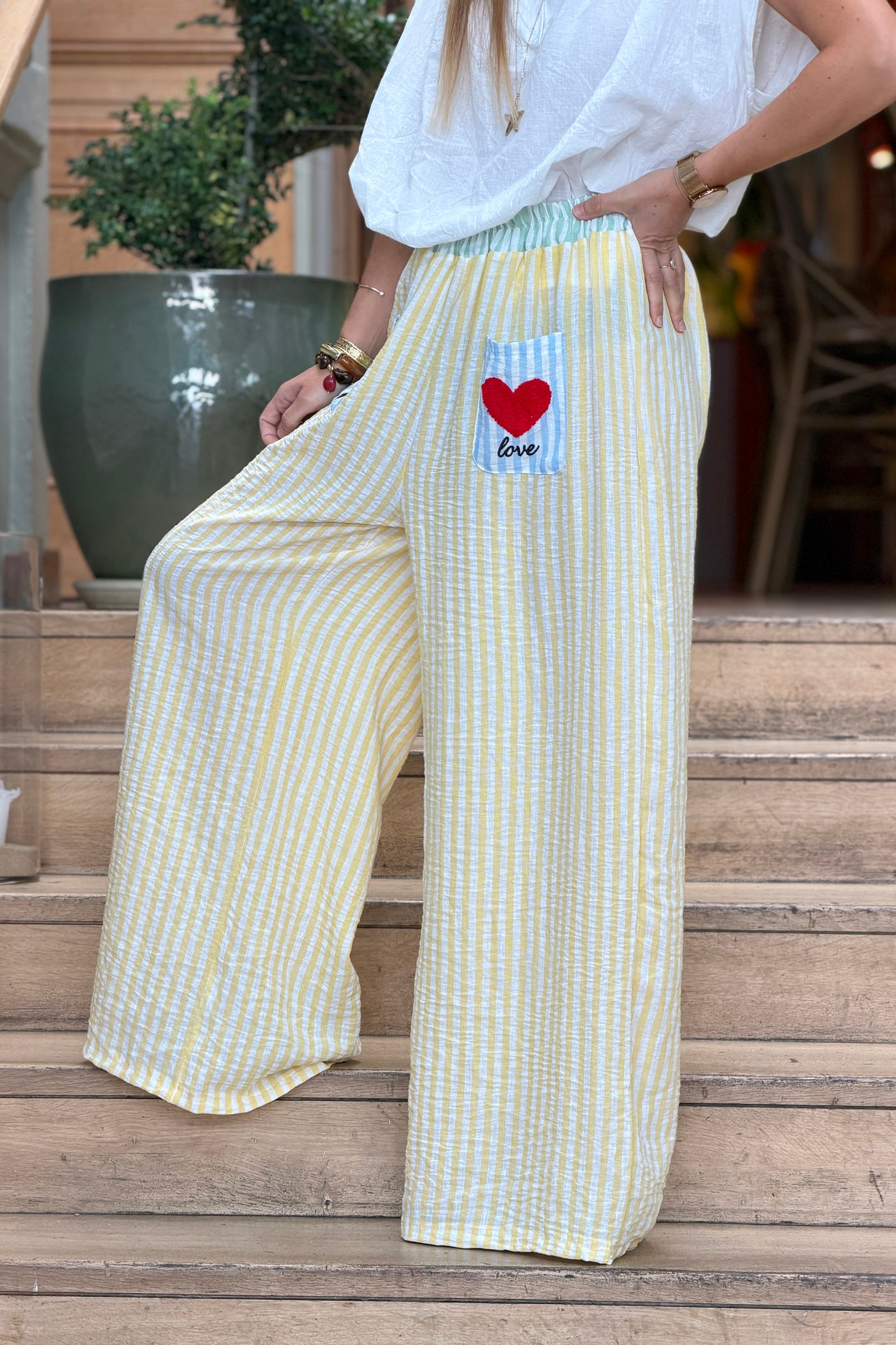 Pantalon large et fluide à rayures jaunes poches broderie soleil et cœur