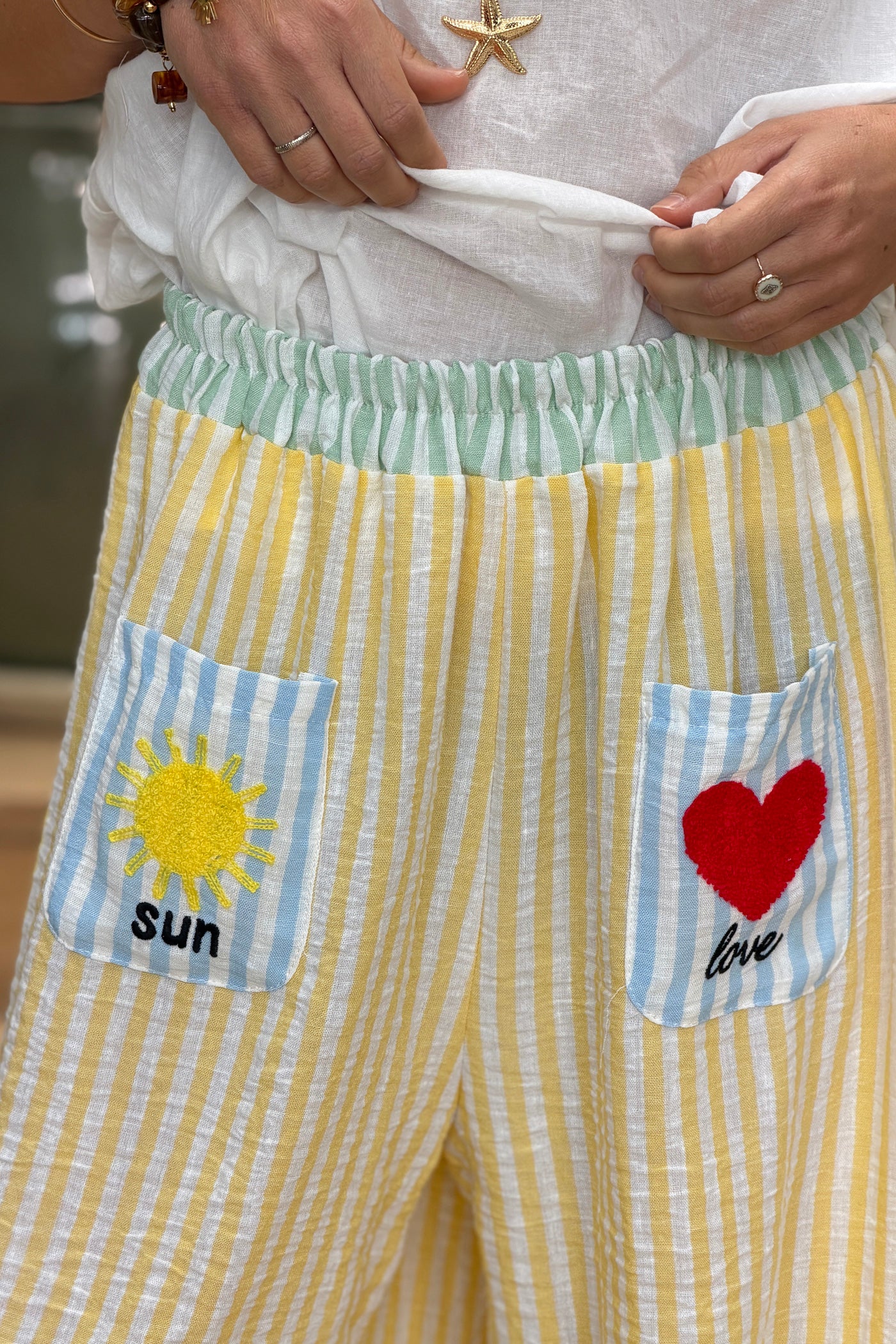 Pantalon large et fluide à rayures jaunes poches broderie soleil et cœur