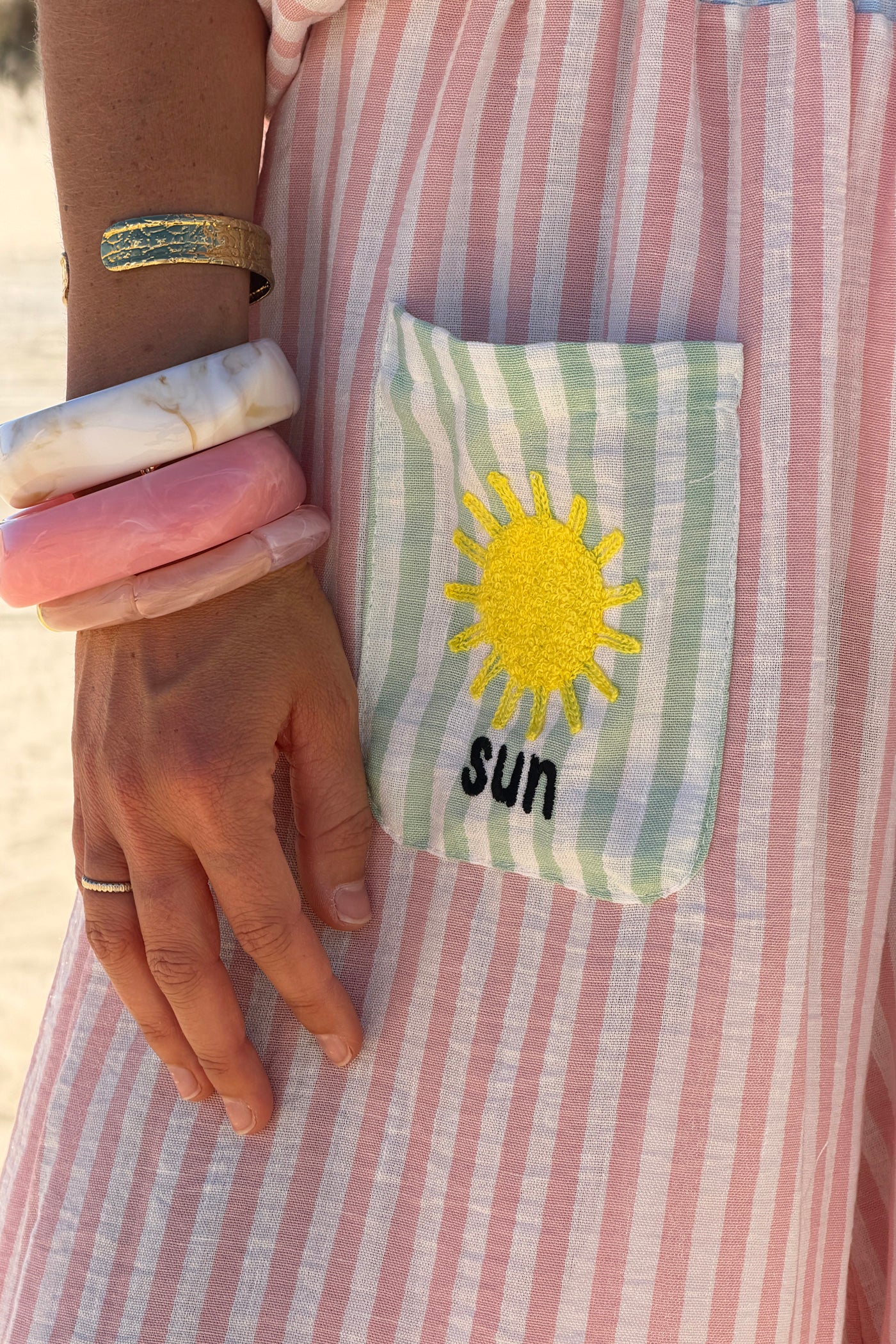 Pantalon large et fluide à rayures rose poches broderie soleil et cœur
