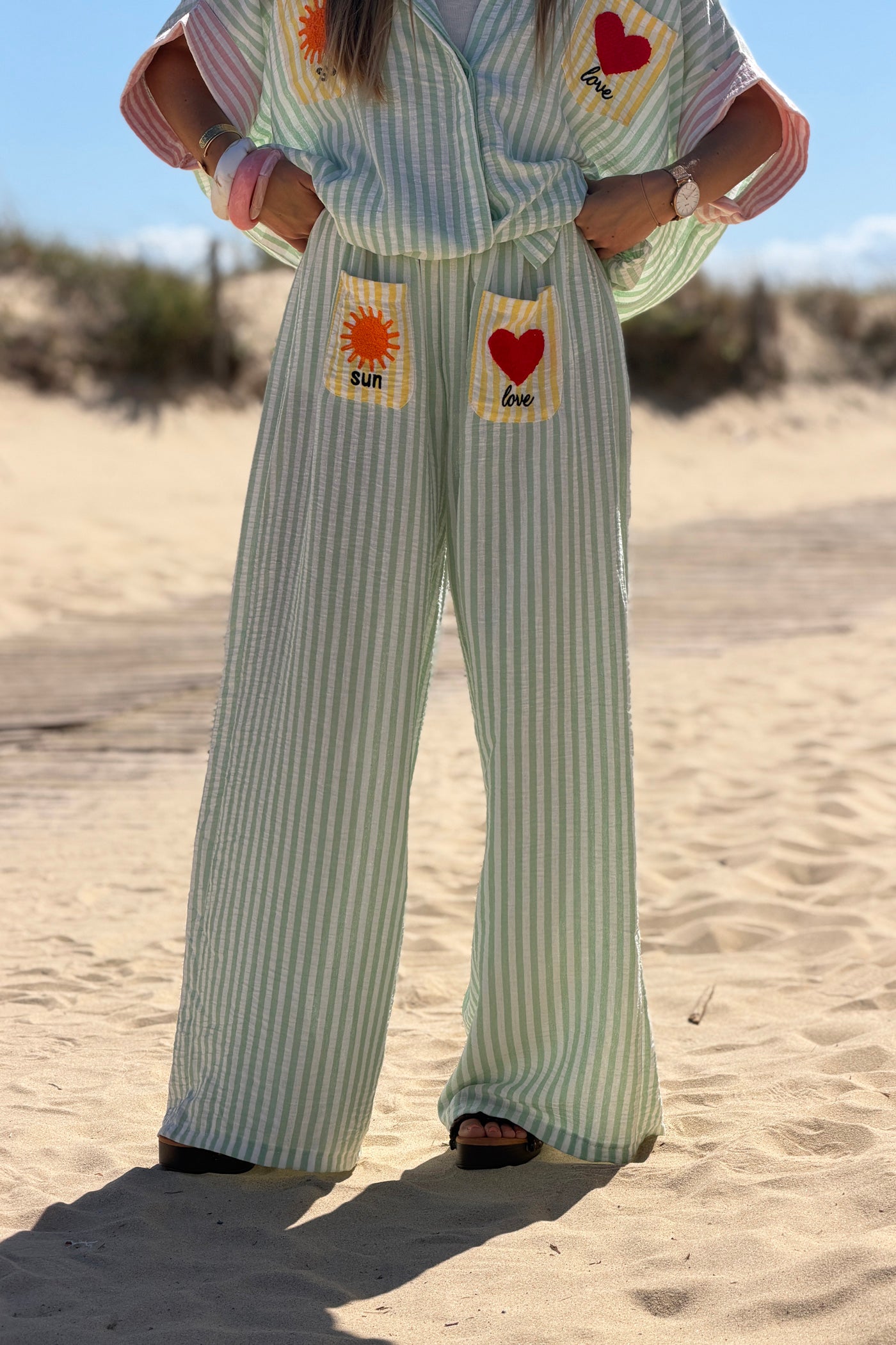 Pantalon large et fluide à rayures vert d'eau poches broderie soleil et cœur