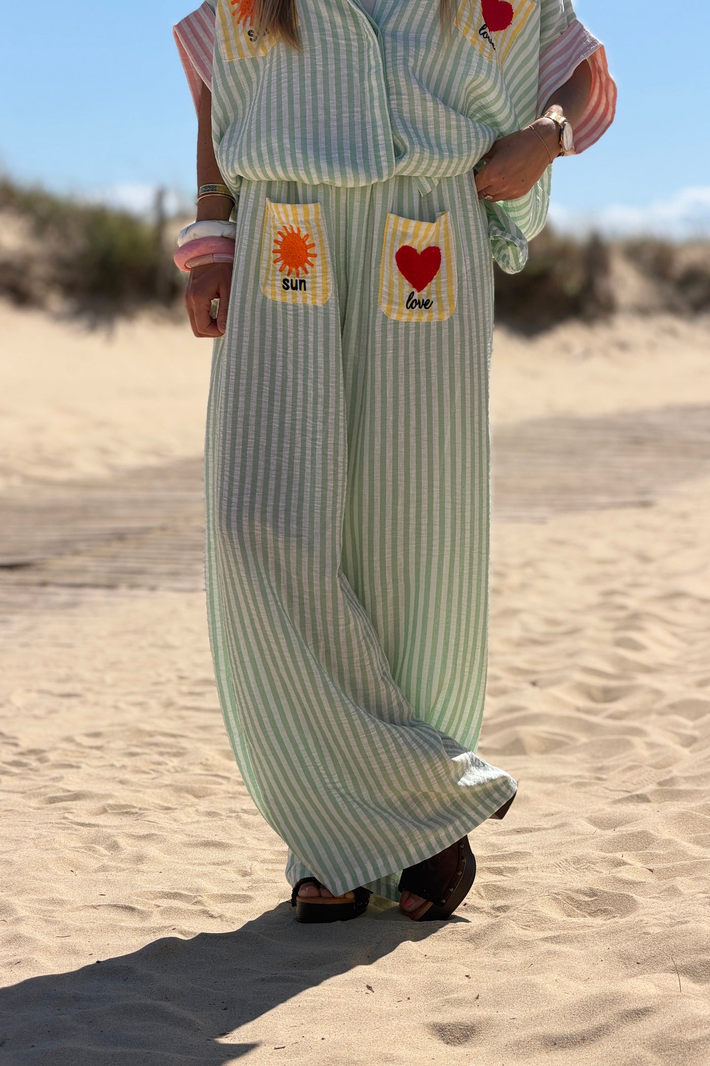 Pantalon large et fluide à rayures vert d'eau poches broderie soleil et cœur
