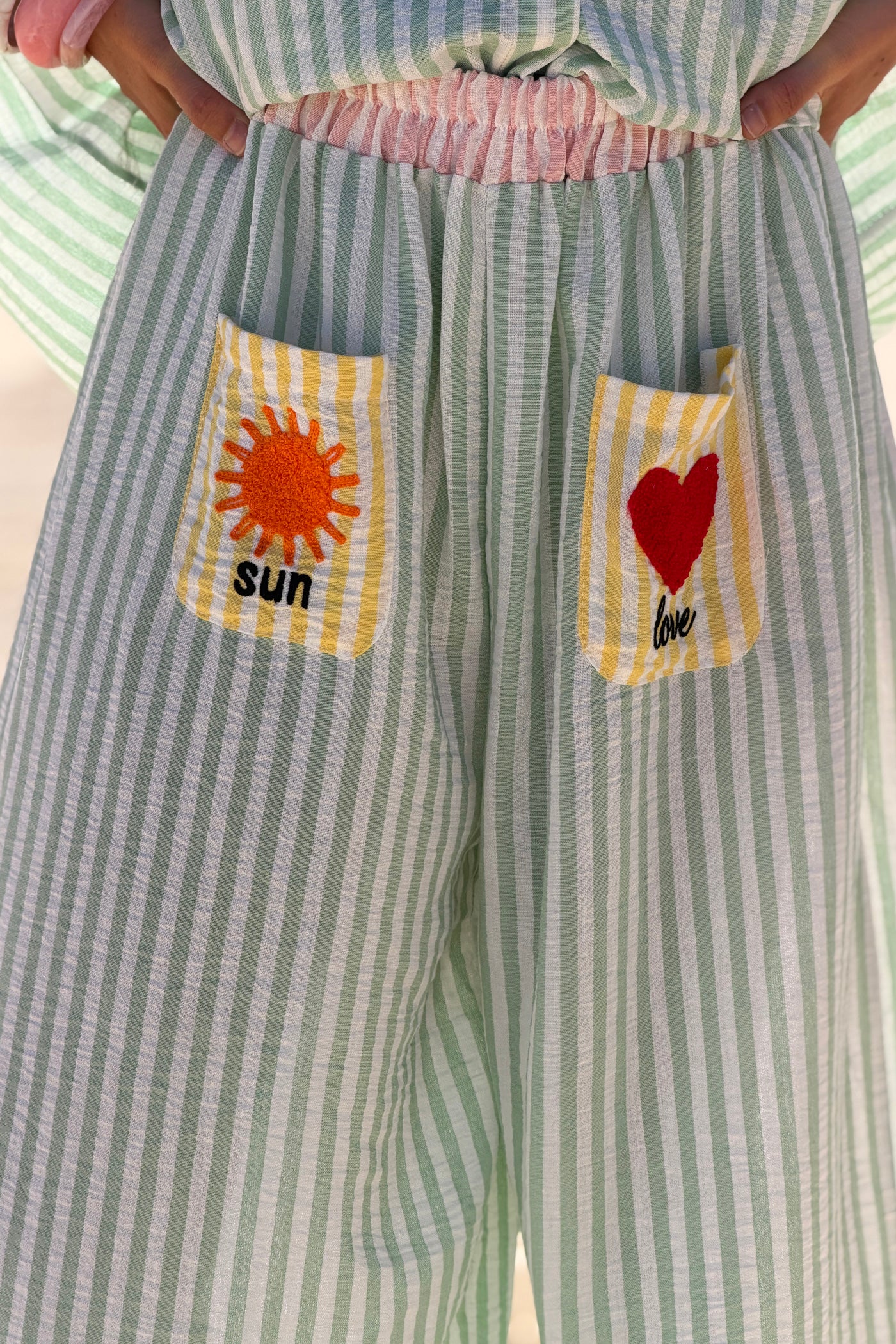 Pantalon large et fluide à rayures vert d'eau poches broderie soleil et cœur