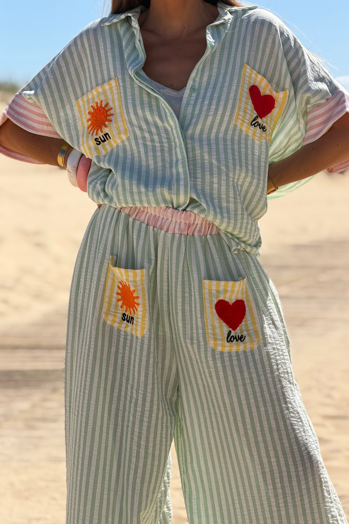 Pantalon large et fluide à rayures vert d'eau poches broderie soleil et cœur