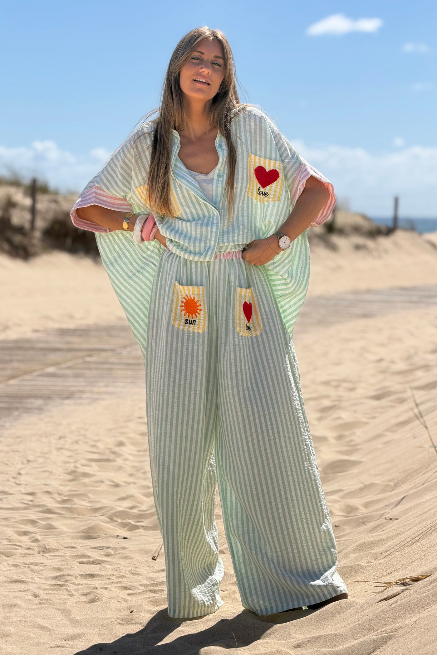 Pantalon large et fluide à rayures vert d'eau poches broderie soleil et cœur