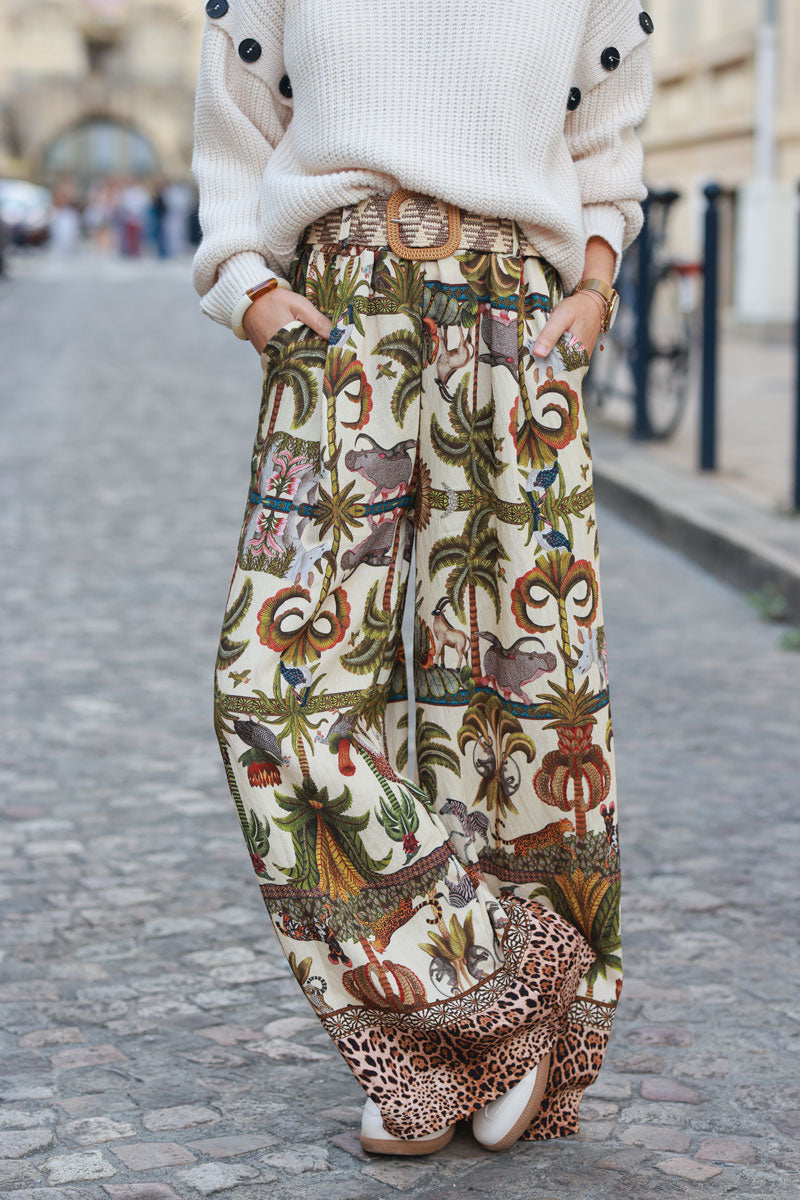 Pantalón ancho y suave en color beige con estampado de palmeras de la jungla y braguita de leopardo con cinturón