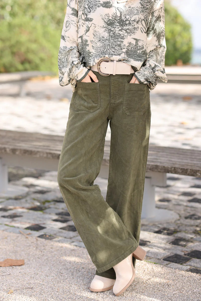 Pantalon large kaki en velours côtelé poches plaquées