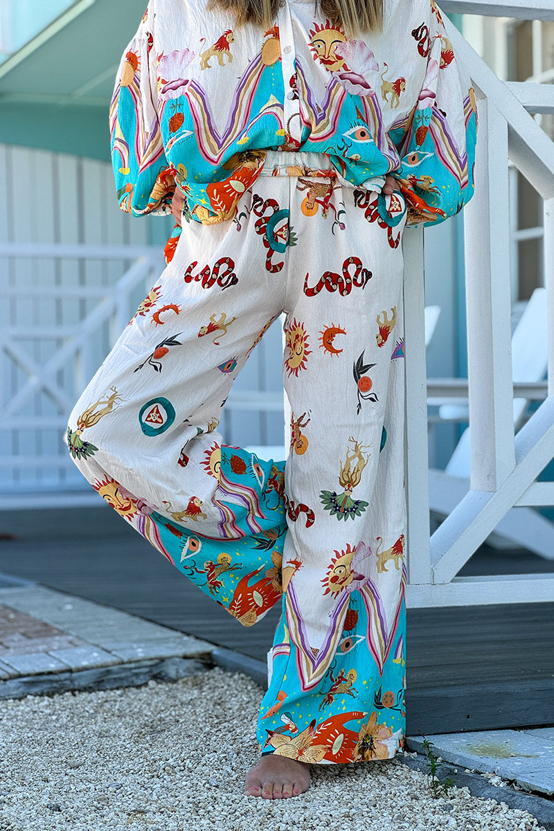 Pantalon large souple écru et turquoise dessins symboles et zodiaques colorés