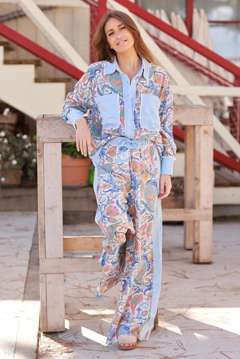 Pantalones ligeros de pierna ancha con estampado paisley colorido