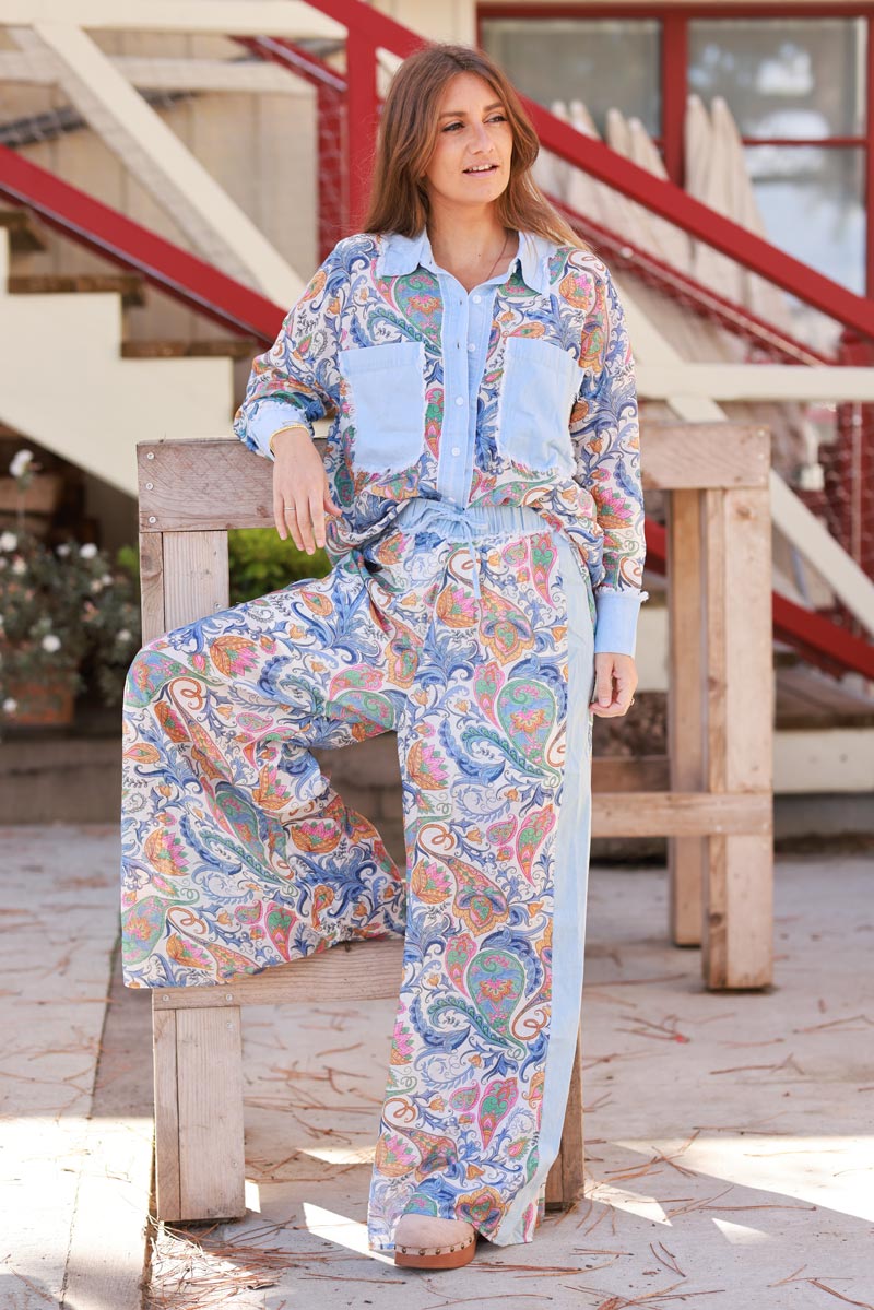 Pantalones ligeros de pierna ancha con estampado paisley colorido
