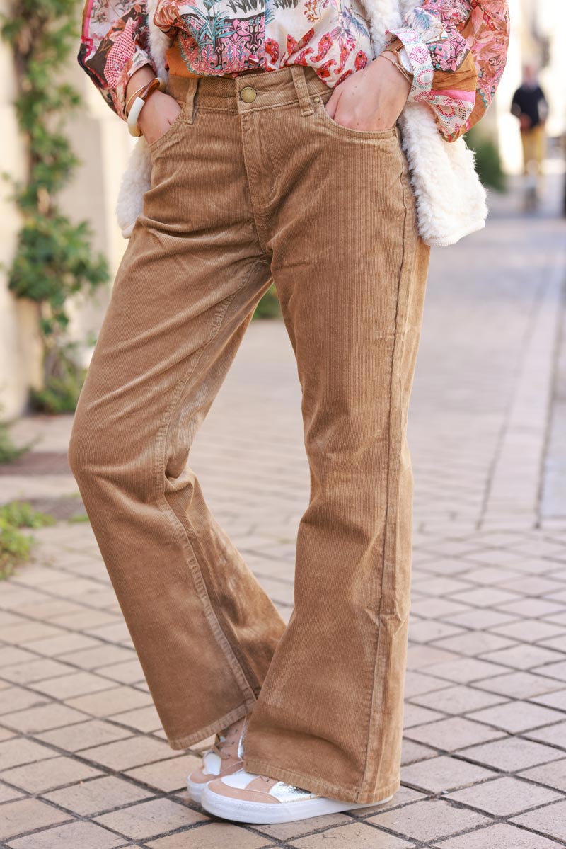 Pantalon marron glacé en velours côtelé coupe bootcut évasé