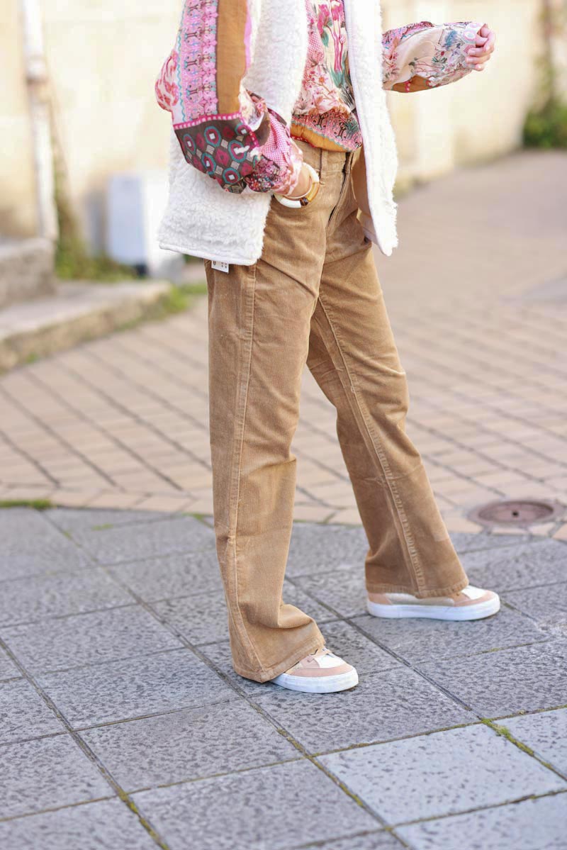 Pantalon marron glacé en velours côtelé coupe bootcut évasé