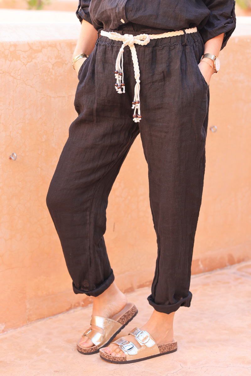 Pantalón negro de lino suave, cinturón de crochet y cuentas de madera.