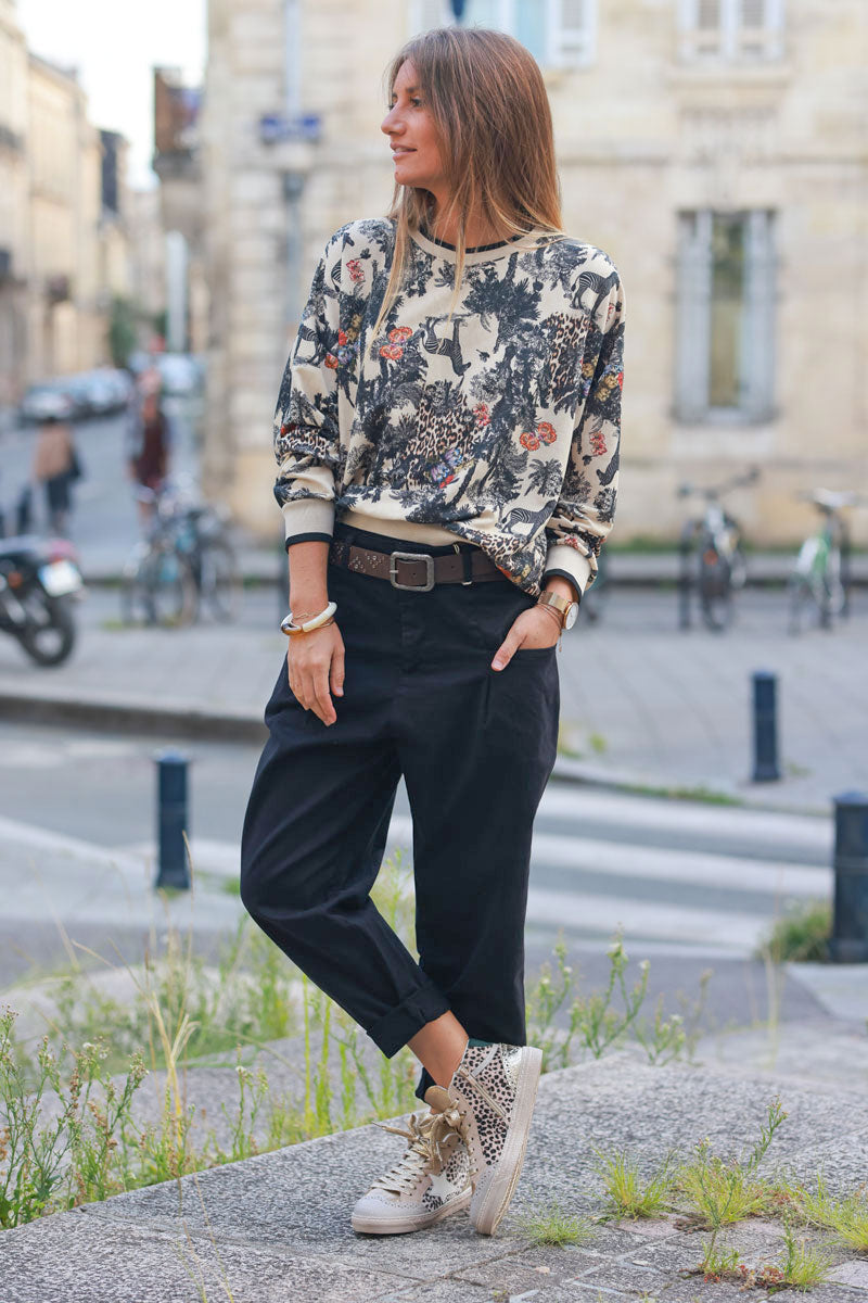 Pantalon noir en toile à pinces coupe carotte avec poches et ceinture à clous