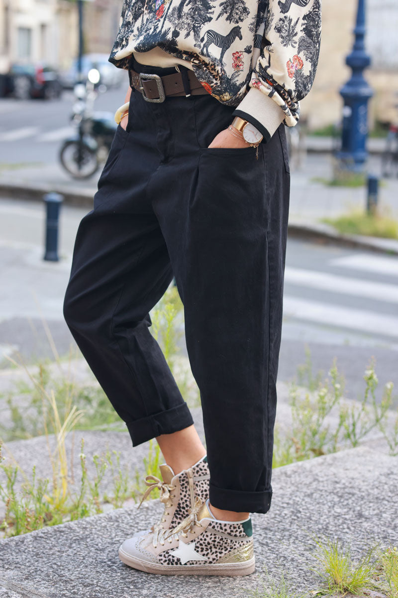 Pantalon noir en toile à pinces coupe carotte avec poches et ceinture à clous