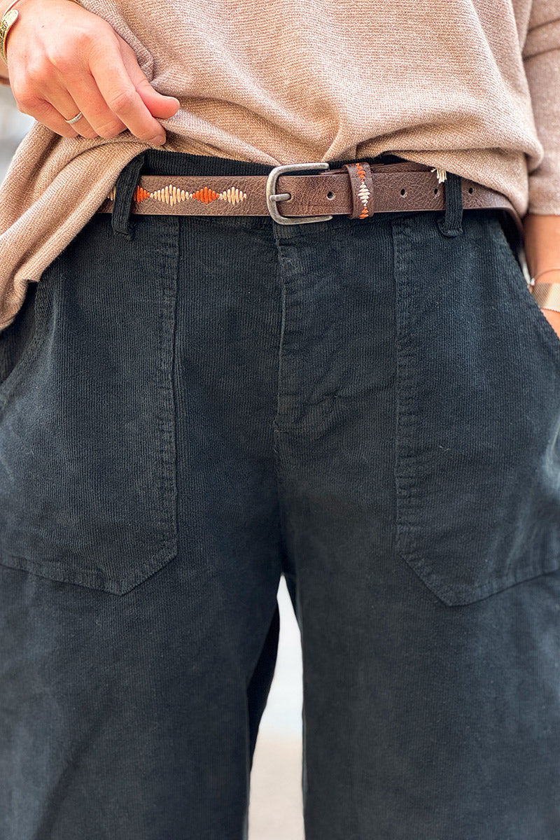 Pantalon noir en velours côtelé coupe ballon avec ceinture broderie aztèque