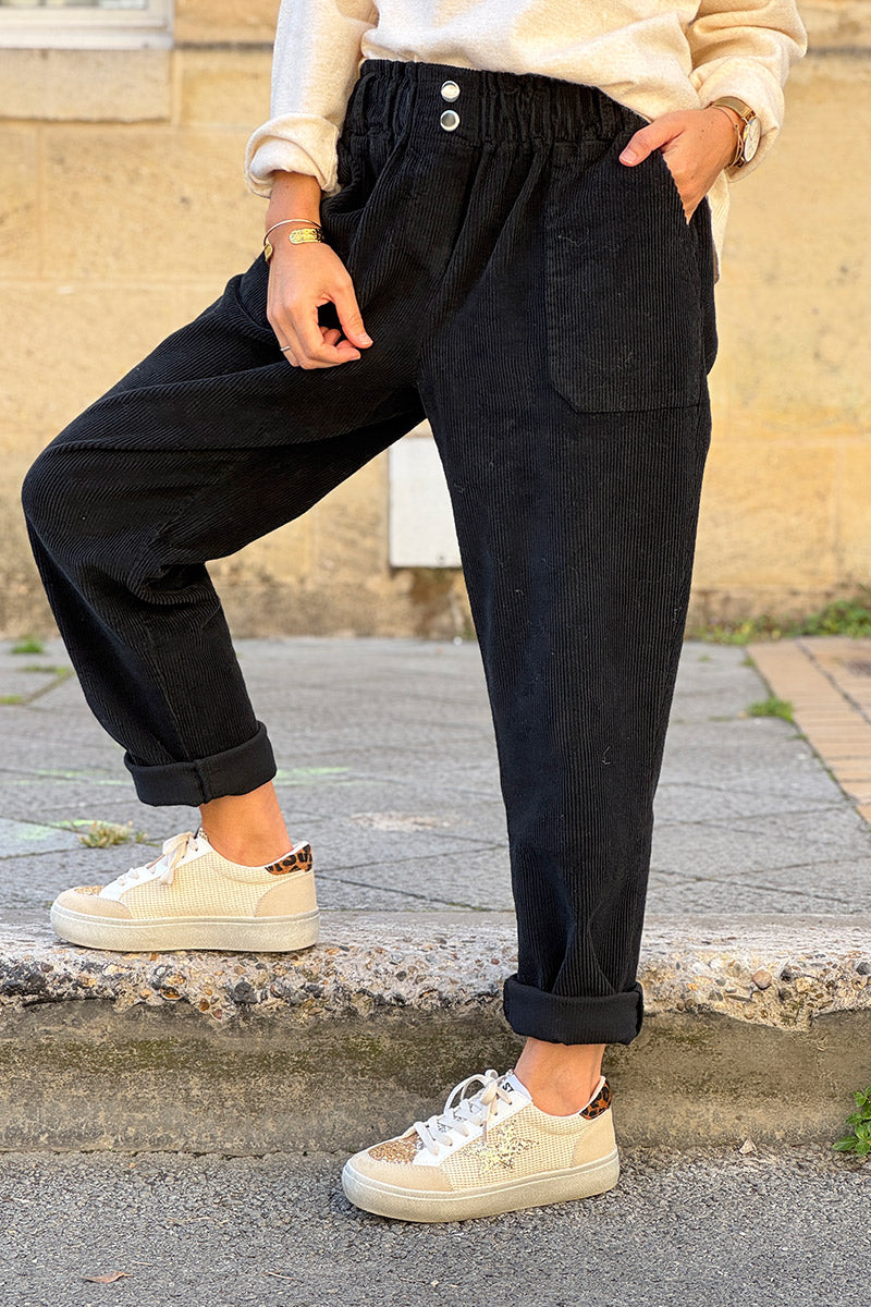 Pantalon noir en velours côtelé coupe paperbag ceinture élastique