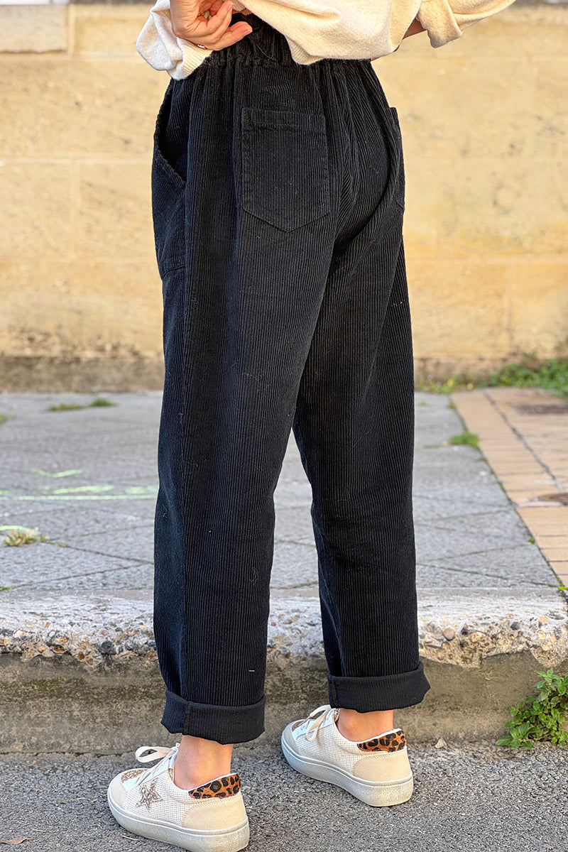 Pantalon noir en velours côtelé coupe paperbag ceinture élastique