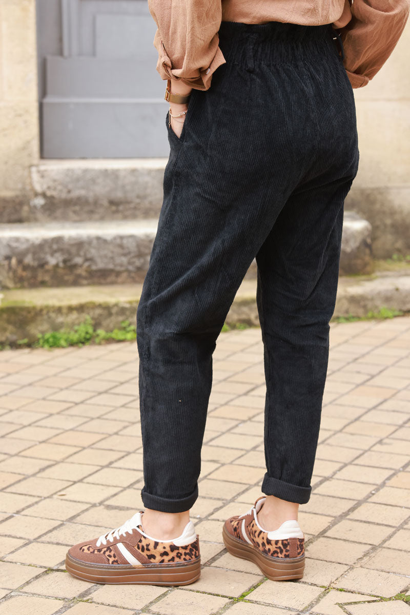 Pantalón paperbag de pana negro con cintura elástica