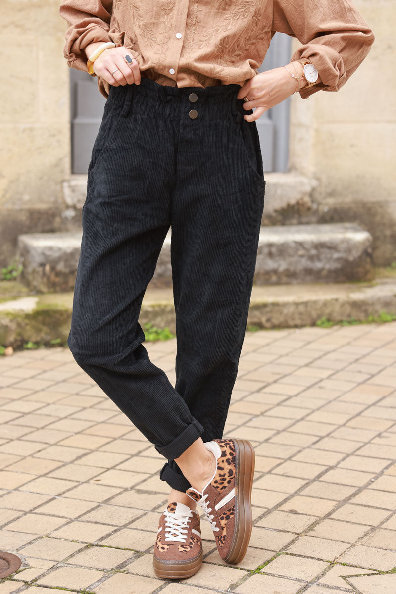 Pantalon noir en velours côtelé coupe paperbag taille élastique