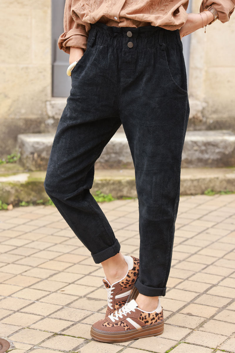 Pantalón paperbag de pana negro con cintura elástica