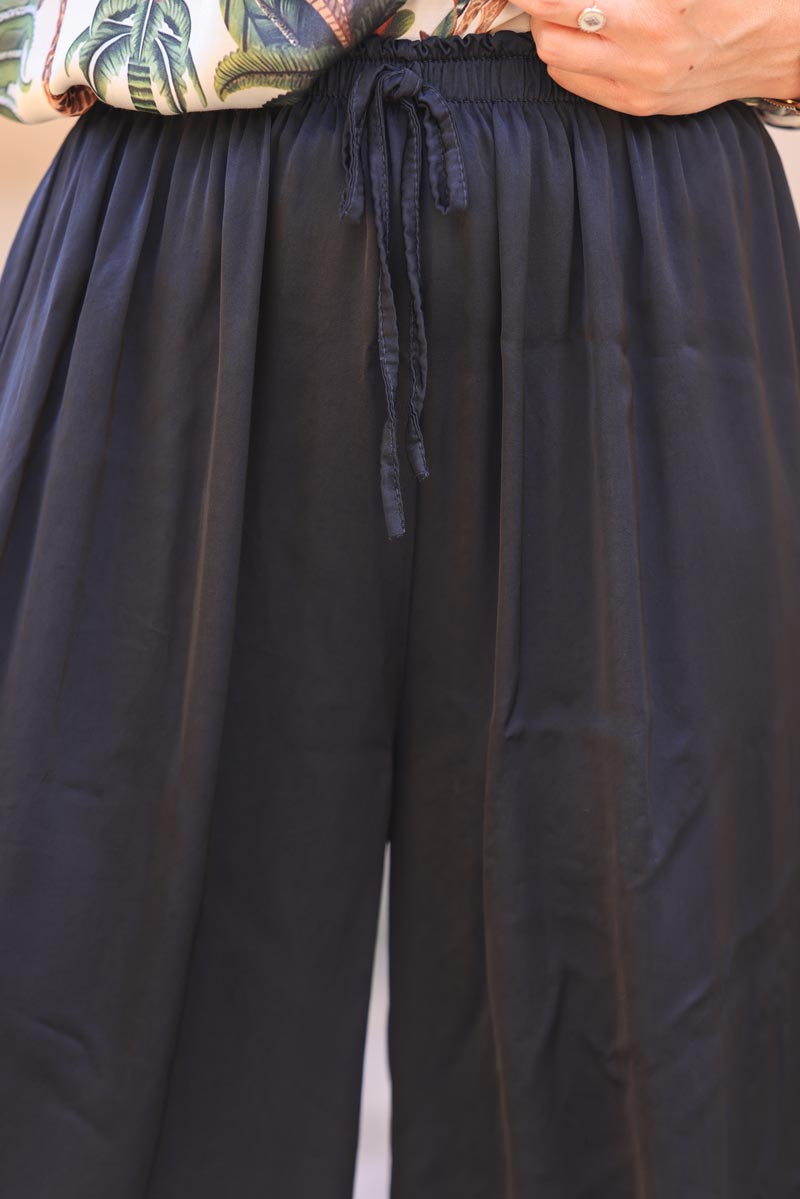 Pantalón negro ancho y fluido raso seda