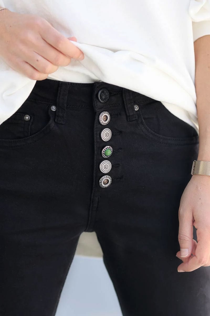 Pantalon noir matière toile de jean noire boutons originaux pierre verte E148