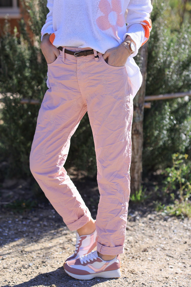 Pantalón de lona rosa empolvado de corte recto con bordado de cachemir y cinturón sintético