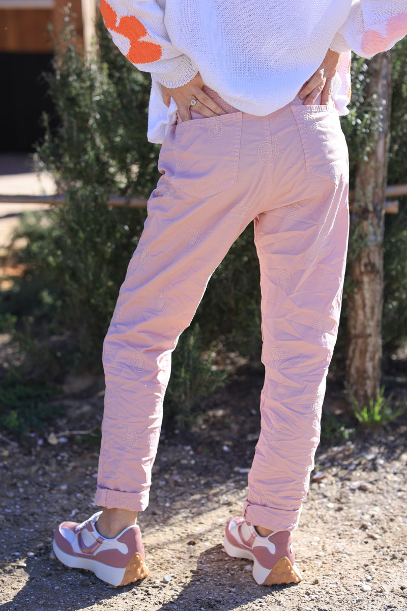 Pantalon rose poudré en toile coupe droite broderie cachemire ceinture simili