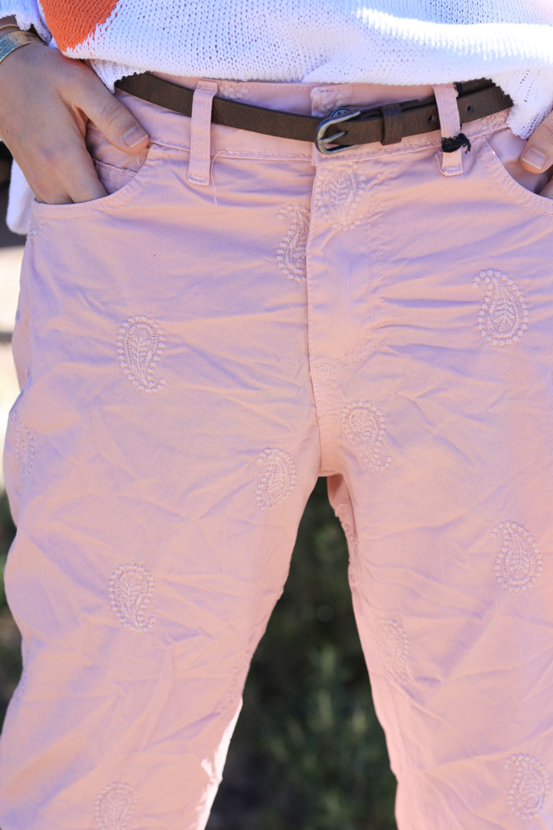 Pantalon rose poudré en toile coupe droite broderie cachemire ceinture simili
